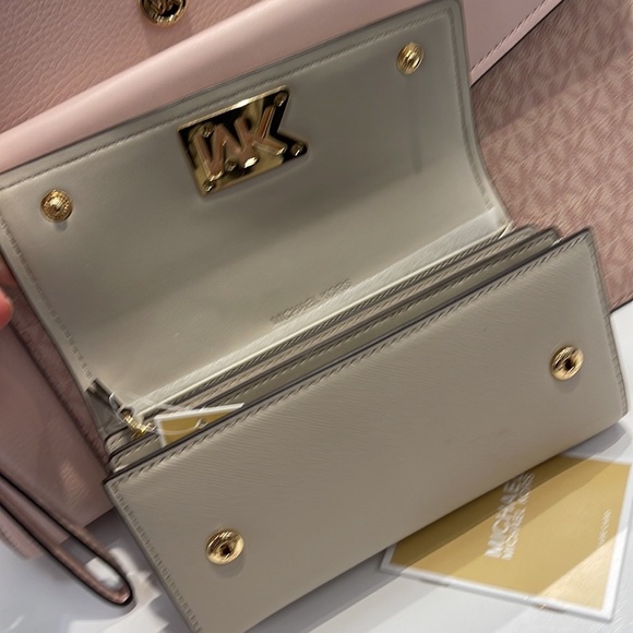 Michael Kors Mimi Large Saffiano Leather Bi-Fold Continental Wallet
Light Sand - Picture 16 of 16